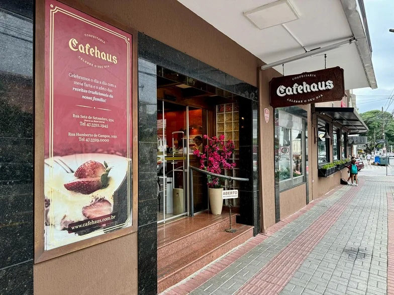 Pela manh&atilde;: caf&eacute; t&iacute;pico e centro hist&oacute;rico